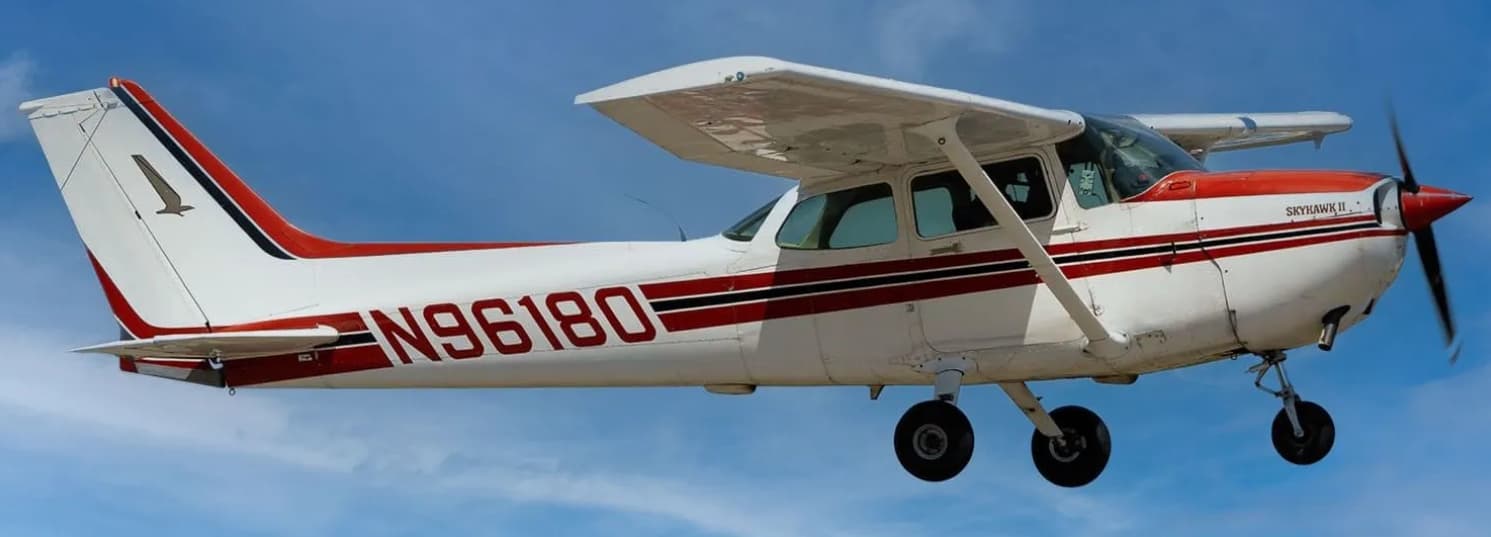 Cessna 172 Skyhawk on short final