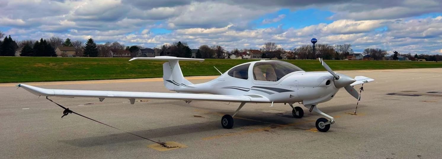 Diamond DA40 on the ramp at Clow